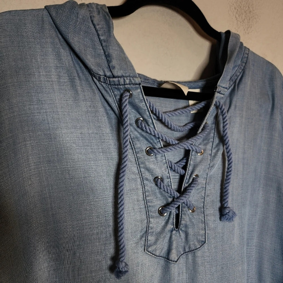 Chico's Zenergy chambray lace up hooded blue top. Roll tab sleeves. Size 3 -16/L - Picture 7 of 16